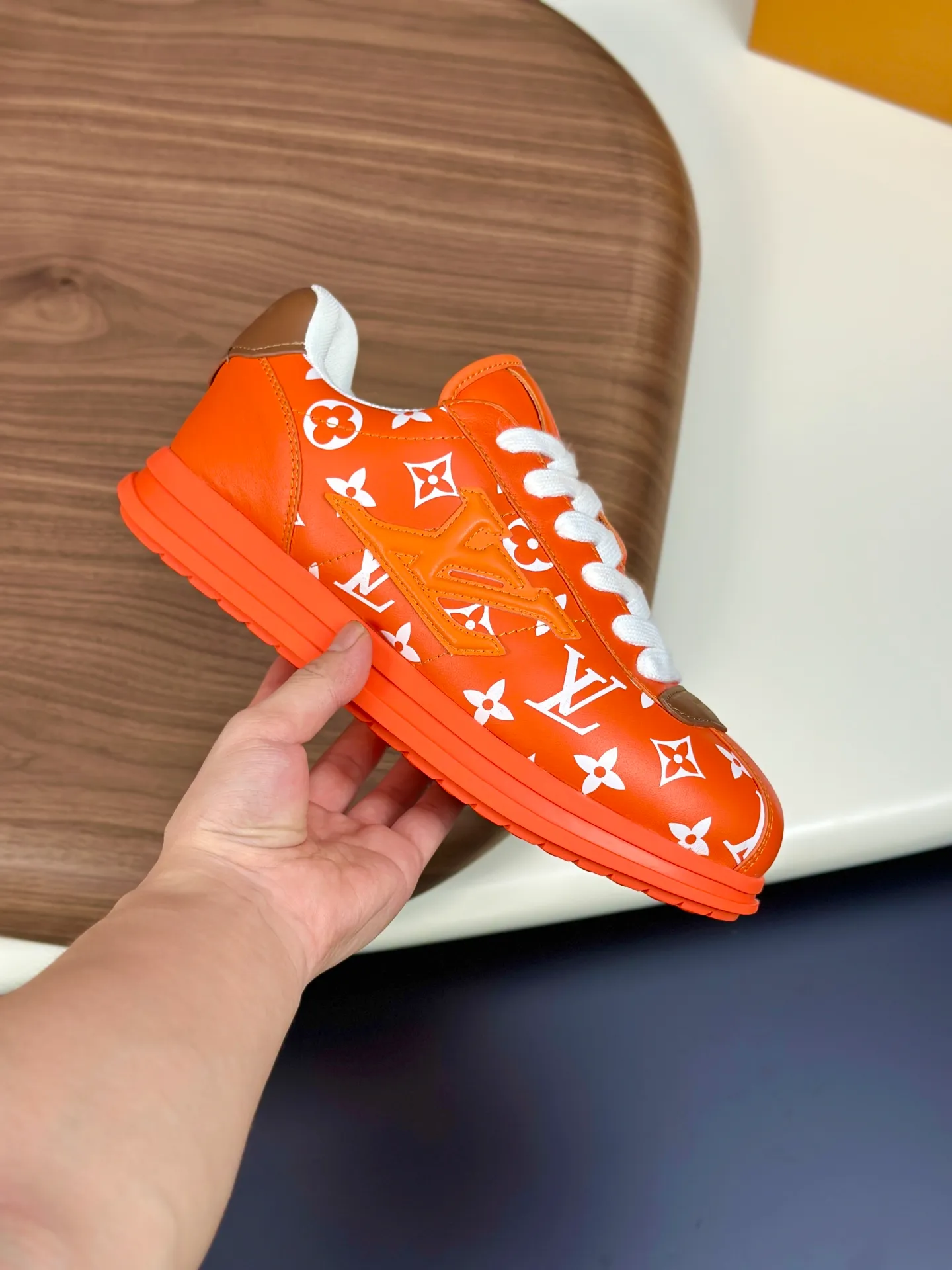 Factory direct sale ¥700💰Full set of packaging💰Top version LV-Louis Vuitton-Classic catwalk new style 1:1 developed replica of the original version! ! The upper foot is very comfortable. It is made of luxurious materials and fine workmanship. The midsole is printed with English letters "Made in Europe". The upper is made of calfskin imported from Italy. The side is decorated with the brand's LOGO and signature. The latest latex foot pads and mesh lining make the foot feel super comfortable. Original factory special supply of original two-color T men's shoes 💰U combination outsole. Bag technology Goodyear stitched edges Fabric: Exclusive custom first-layer cowhide Accessories: Exclusive private model Vuitton logo, lining: Customized silk mesh lining - first-layer silk cowhide lining Outsole: T men's shoes 💰U combination outsole wear-resistant, non-slip and anti-yellowing Foot pads: new latex pads-mesh sweat-absorbent Counter technology: fully computerized sewing machine wire drawing Toe cap Back cover Hot and cold shaping A complete set of pull-top lasts with medium and low logo patterns. Counter packaging - shoelaces, certificates, cards, instructions, certificates, dust bags. The most comprehensive packaging on the Internet. Men's model 339-44 (38/45 custom-made, non-returnable!